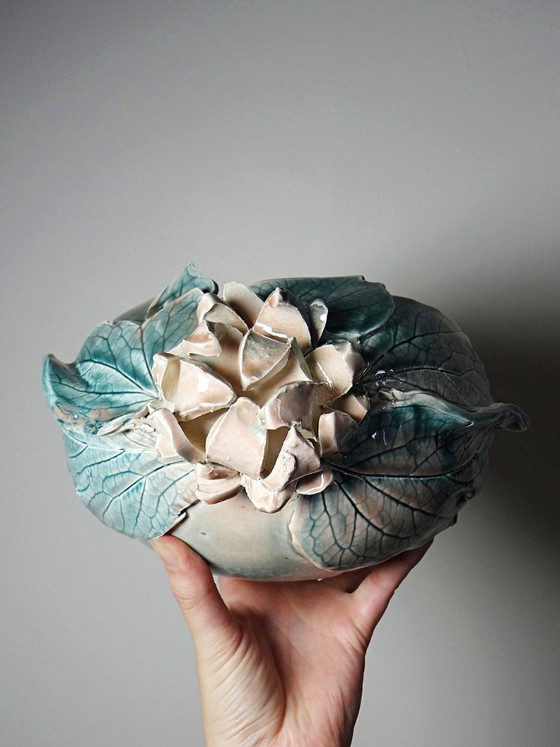 Image 1 of Vaso rotondo con decorazione floreale in rilievo, in ceramica artigianale, firmato Dina vintage.