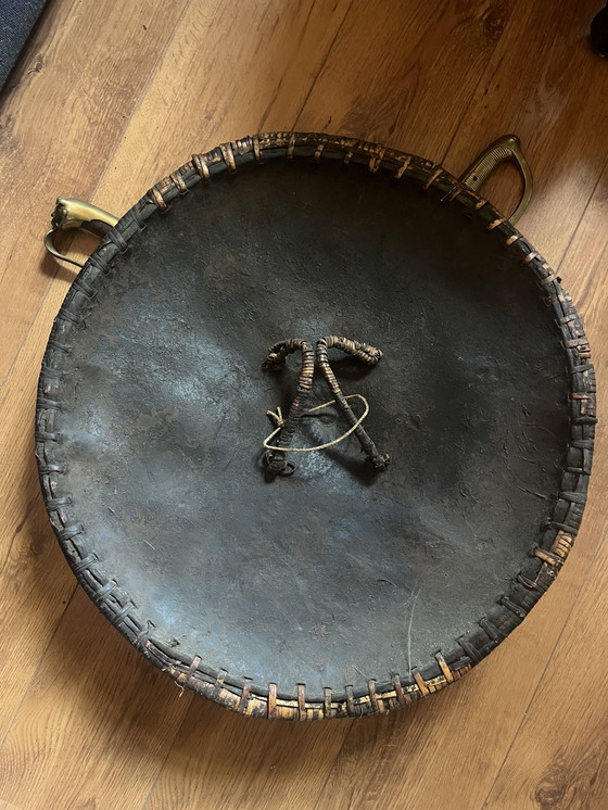 Image 1 of Scudo antico con due spade di Madura (Indonesia)