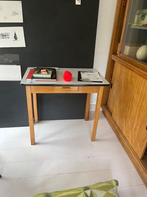Tisch der Schule