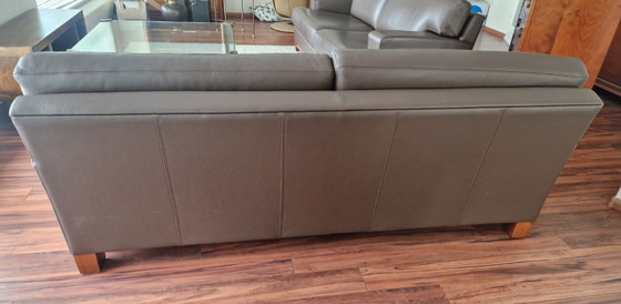 Zwei braune Ledersofas, Sitzecke, Holz (Foto 8 von 14)