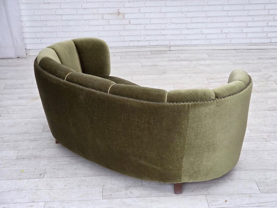 Image 1 of Dänisches 2-Sitzer-Sofa „Banane“ aus den 1970er Jahren, grüner Möbelveloursbezug, Beine aus Eichenholz.