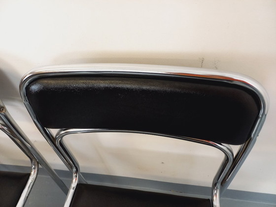 Image 1 of Suite de 6 chaises italiennes empilables vintage en métal chromé et skai noir des années 70 80