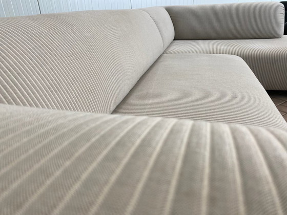 Image 1 of De stijlvolle Leolux Faya Lobi hoekbank in beige ribstof heeft een moderne, luxueuze uitstraling en biedt een ruime zithoek.