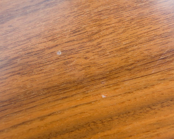 Image 1 of Tavolo da pranzo, anni '60, in noce, di forma leggermente ellittica.