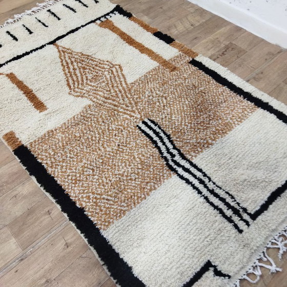 Image 1 of Alfombra bereber en tonos tierra: alfombra marroquí hecha a mano en cálidos tonos naturales (253 × 150 cm)