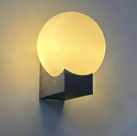 Image 1 of Coppia di applique in metallo spazzolato e vetro opalino, Francia 1970