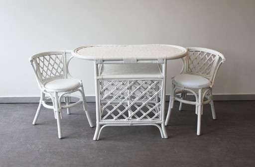 Weißes Rattan-Tisch- und Stuhlset