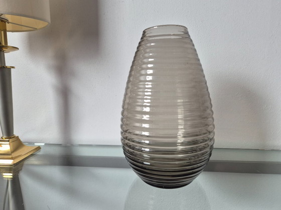 Image 1 of Copiadora/Fábrica de vidrio Leerdam - Jarrón acanalado Fumé (diseño 1953)