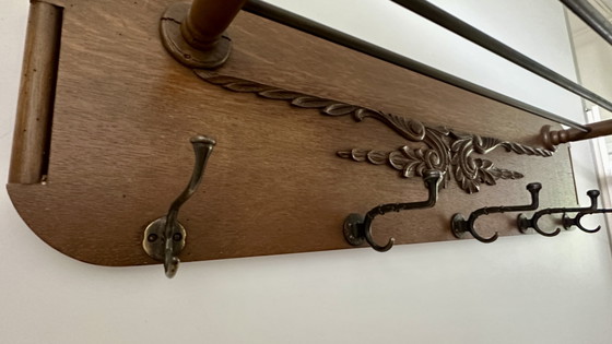 Image 1 of Porte-manteau classique vintage en bois avec étagère