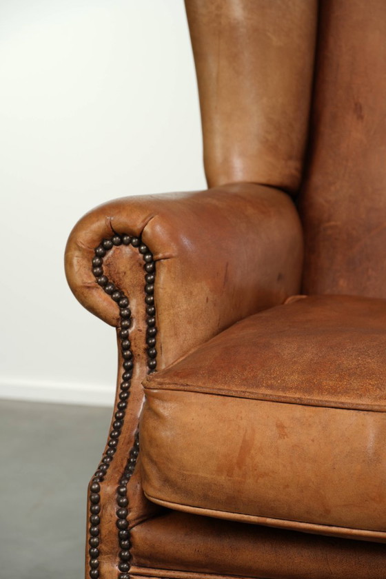 Bonito y cómodo sillón orejero de piel de oveja en un hermoso color coñac claro de estilo inglés – Sillones (photo 10 of 12)