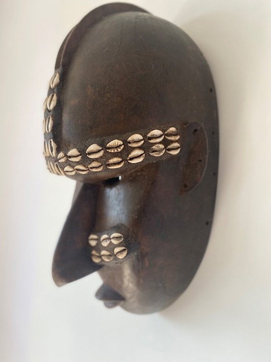 Image 1 of Maschera tribale africana vintage. Realizzata a mano in legno e decorata con conchiglie. Anni '90.
