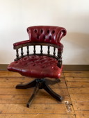 Chesterfield bureaustoel van rood leer met tijdloos karakter