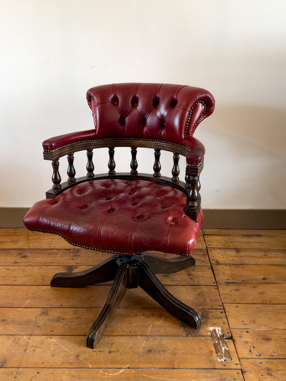 Image 1 of Silla de escritorio Chesterfield de cuero rojo con carácter atemporal