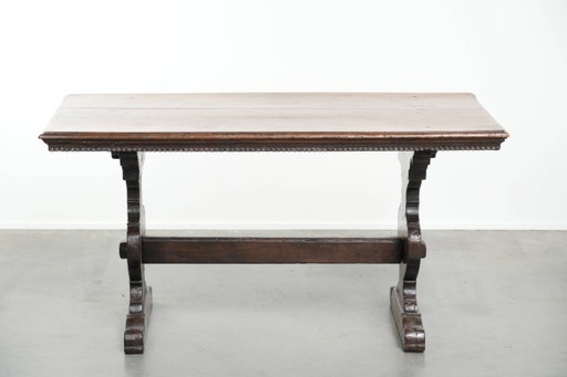 Authentic 16th-century Italian dining table made of walnut.