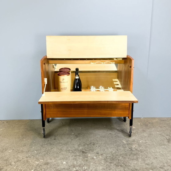 Image 1 of Mobile bar su rotelle con specchi interni, noce, anni '60