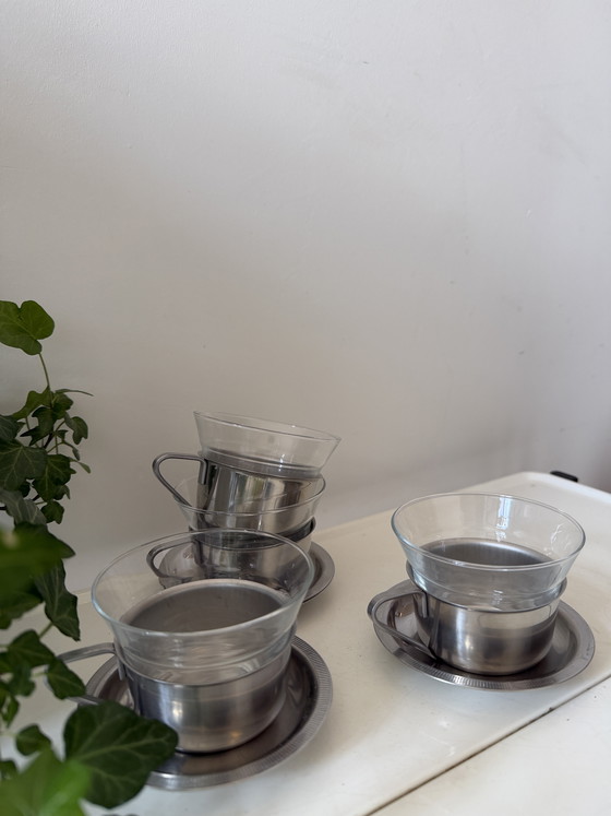 Image 1 of Juego de 4 vasos de té con soporte y platillos cromados.