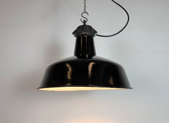 Image 1 of Industriële zwarte geëmailleerde fabriekslamp met gietijzeren bovenkant, jaren 50