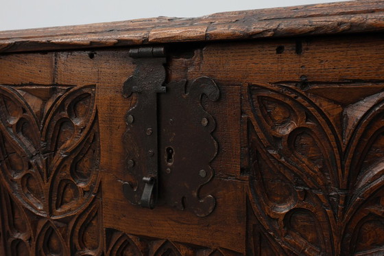 Image 1 of Raro Gran arcón gótico del siglo XVI tallado en roble macizo, Francia