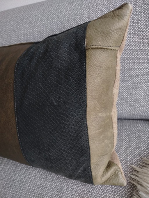 Cuscino in pelle disegnato da Leer*goed