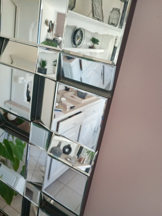 Image 1 of Le miroir a facettes refait sa place sur nos murs. Il devient a nouveau un indispensable 