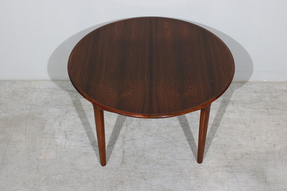 Image 1 of Table de salle à manger extensible en bois de rose par Henning Kjaernulf