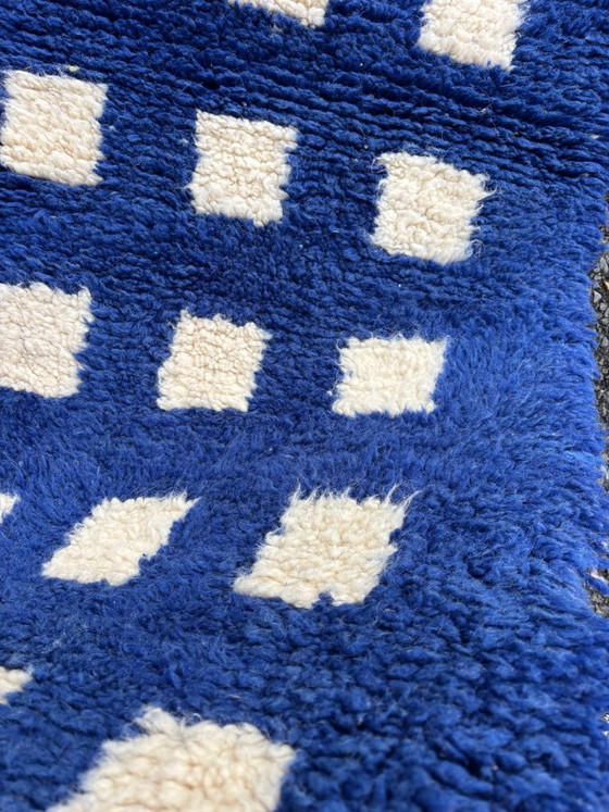 Alfombra marroquí de lana azul cobalto con cuadrados de color marfil, M’rirt hecho a mano, leslosanges (foto 2 de 10)