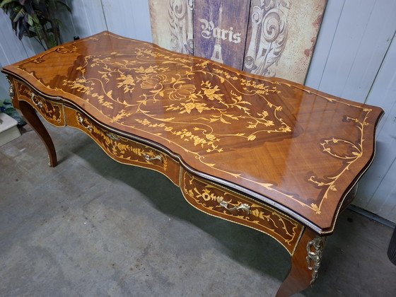 Image 1 of Bureau ancien de style baroque, orné d'incrustations. Dimensions : 200 x 85 cm et 79 cm de hauteur.