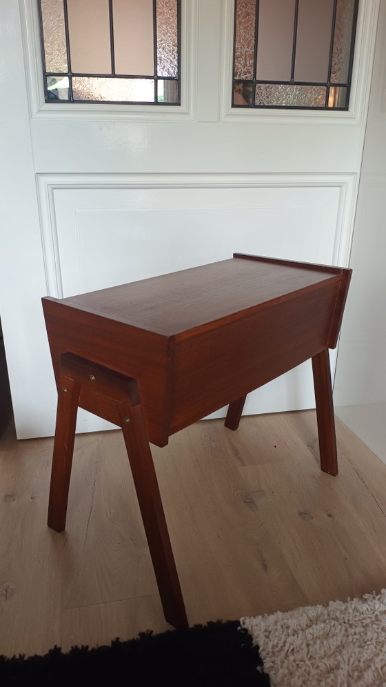 Image 1 of Table d'appoint vintage danoise en teck, idéale pour les plantes, les plantes ou la couture – années 1960