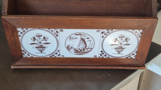 Portariviste vintage in legno con piastrelle in ceramica in stile Delft – Wood (photo 7 of 11)