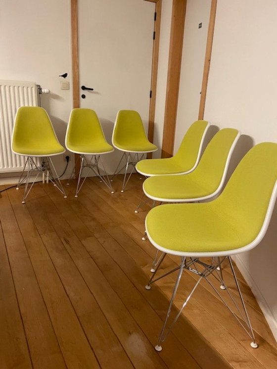 Image 1 of 6 chaises d'appoint VITRA EAMES entièrement recouvertes de tissu jaune/vert pastel