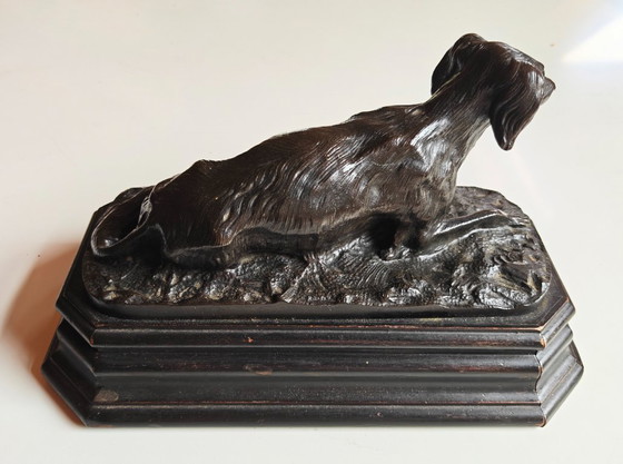 Perro tumbado. Escultura en latón fundido. – Brass, Wood (photo 2 of 10)
