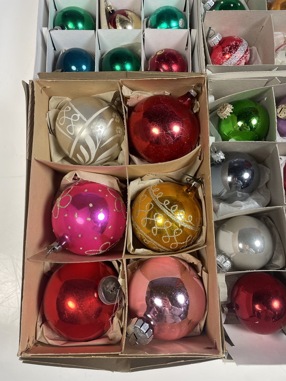 Image 1 of Grand lot de plus de 340 boules de Noël anciennes en verre.