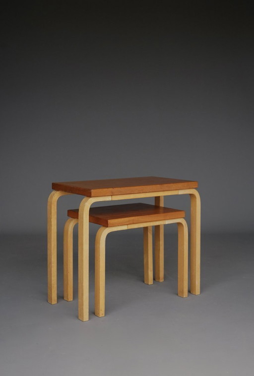 Tables gigognes modèle 88 attribuées à Alvar Aalto pour Artek, 1960, ensemble de 2