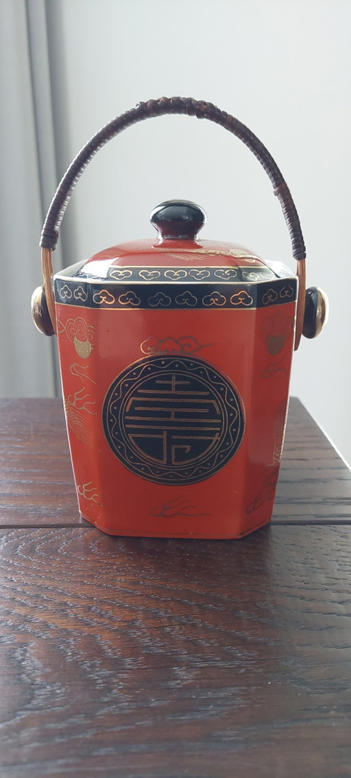 Caja de té de porcelana asiática antigua con esmalte rojo.