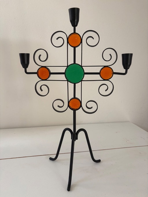 Gunnar Ander (attribuito) per Ystad-Metall – Candelabro in ferro battuto con vetro arancione e verde, Svezia, anni '60