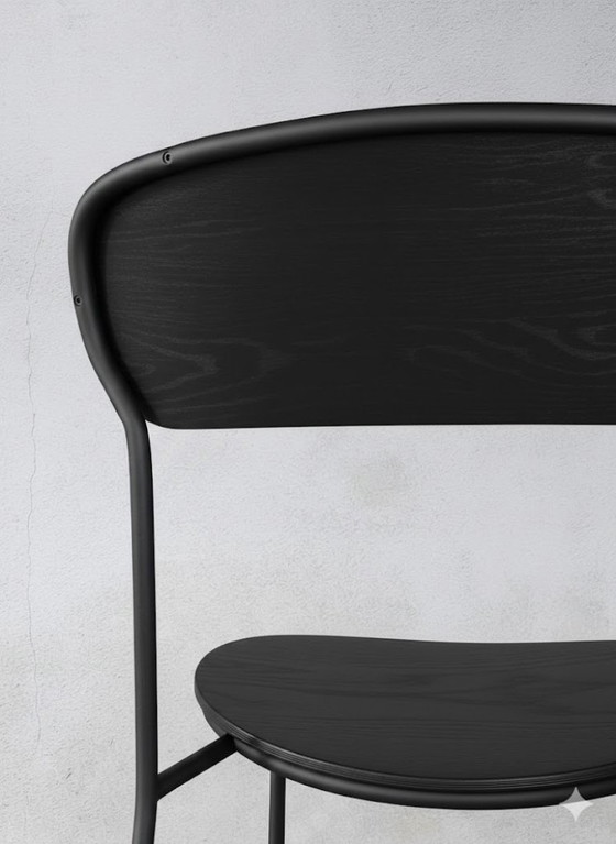 Image 1 of 2 stapelstoelen in zwart gelakt eikenhout, met zwart frame