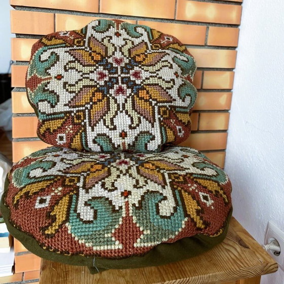 Paar antiker portugiesischer Arraiolos runder gewebter Kissenbezüge aus den 1930er Jahren – Textile (photo 2 of 10)