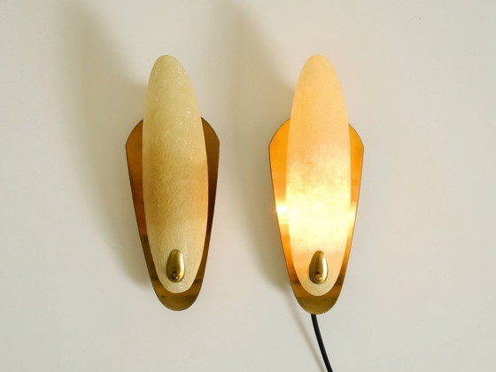 Image 1 of Una coppia di bellissime applique da parete in ottone in stile Mid-Century Modern con paralumi in fibra di vetro.