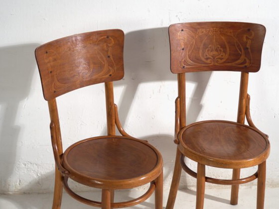 Ensemble ancien de 4 chaises de café viennoises en bois courbé avec dossier décoratif – Europe Centrale, c. (photo 36 of 40)