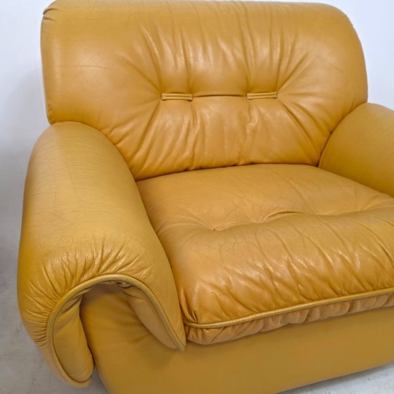 zona salotto di design italiano anni '70, era spaziale, brutalista, giallo ocra. – Sofà, Leather (photo 10 of 13)