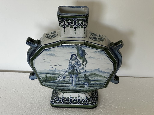 Achteckige Vase, spätes 19. Jahrhundert, im Delfter Stil - nicht identifizierte Markierung