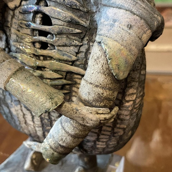 La Sculpture Céramique Le Guerrier en Émail et Dorure de Klara Reynders, 1987 – Ceramic, Surrealism (photo 9 of 18)