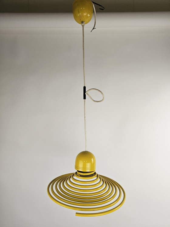 Image 1 of Suspension spirale pop art italienne en métal jaune