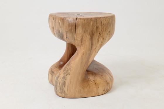 Image 1 of Tabouret/table d'appoint sculpturale, noyer sculpté, pièce unique, Logniture