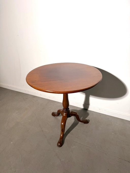 Antieke kanteltafel met zuilvoet
