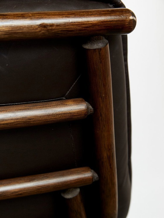 Image 1 of Fauteuil en voetenbank van bamboe en leer