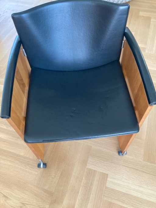 2 chaises de salle à manger élégantes et bien ajustées