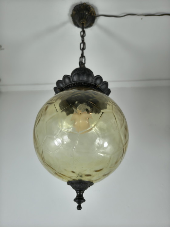 Image 1 of Lampada a sospensione vintage con globo in vetro pressato color ambra – stile retrò anni '70