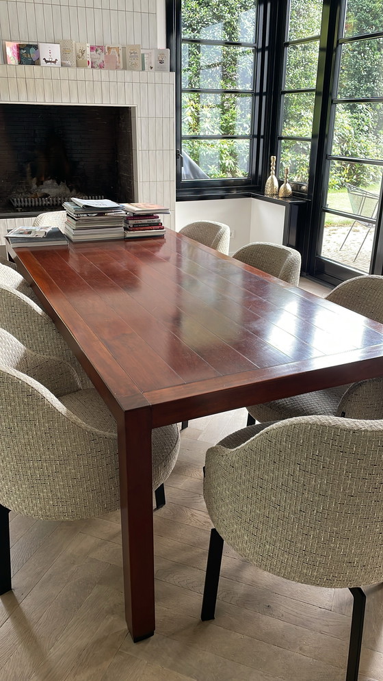 Image 1 of Table de salle à manger ou de réunion en bois, élégante et classique.