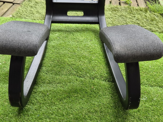 Image 1 of Chaise à genoux Varier, chaise ergonomique grise et noire